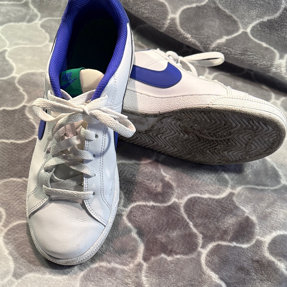 Nike women’s White and Blue Sneakers - Picture 4 of 4